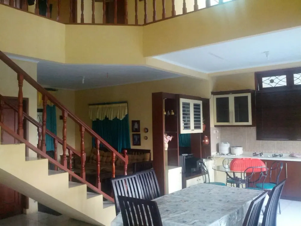 Villa Abdi Cipanas with Swimming Pool