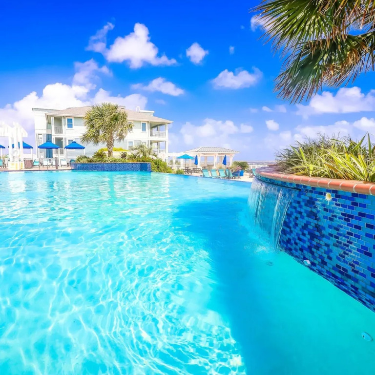 Resort Living on the Bay 2 bed 2 Bath Gorgeous Views Heated Infinity Pool Beach Access