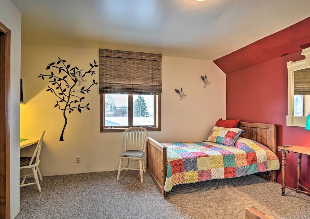 Hip Downtown Cottage - Walk to Beach, Pier, Dining
