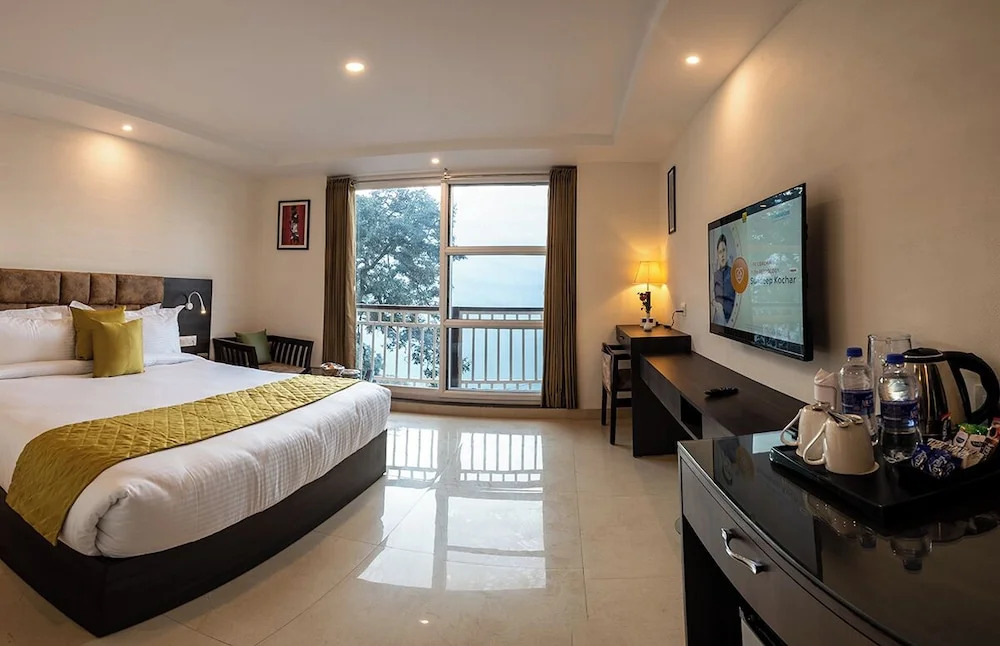 The Imperial Green (180 lake view)