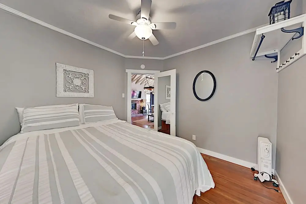 Incredible Restored Vintage W/ Hot Tub 2 Bedroom Home