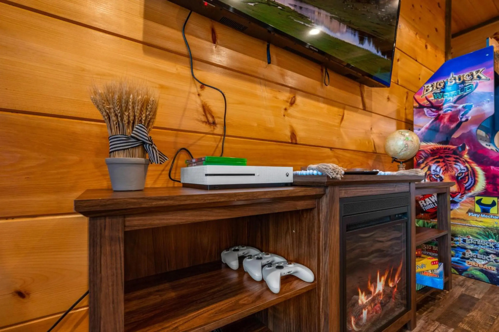 2021 Cabin - Gorgeous Fall Views, GameRm, HotTub, Xbox, Bears, Gatlinburg 10min & Ober 5min
