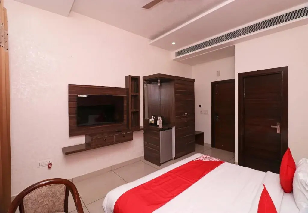 Omang Hotel by OYO Rooms