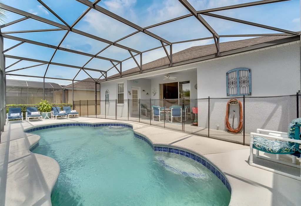 CP453TC - 4 beds pool home with game room, Davenport, US