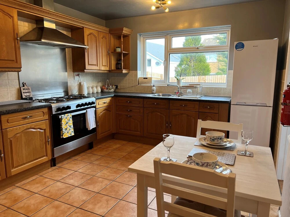 Charming 4-bed House in Cheltenham, Free Parking