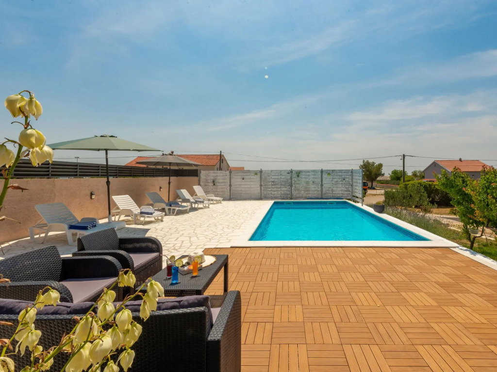 Holiday Home in Lisicic with Pool