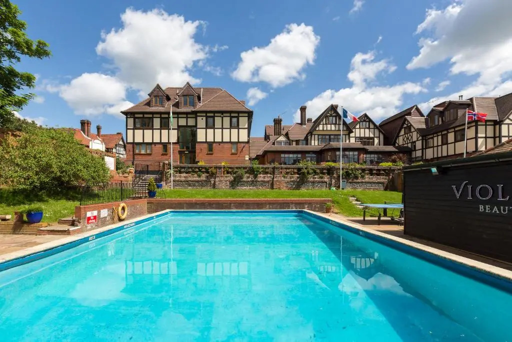 De Rougemont Manor Hotel & Suites