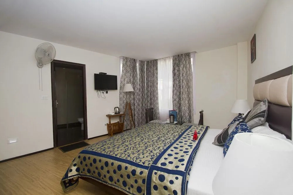 OYO 1619 Hotel Swiss Wood
