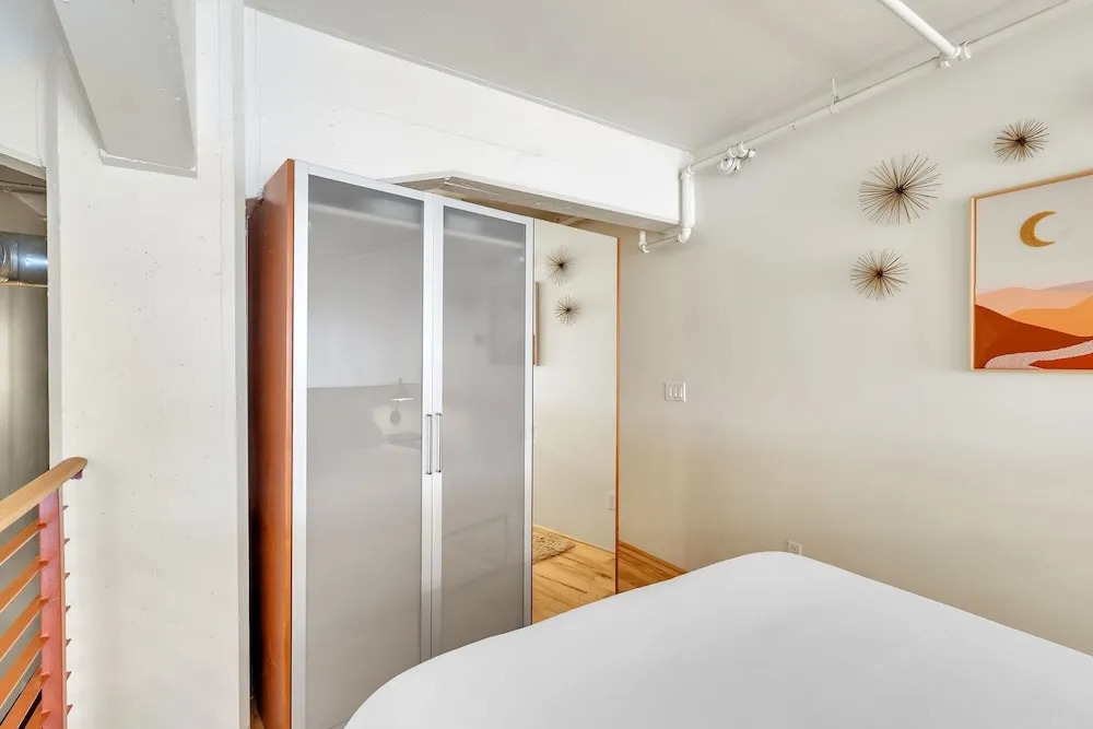 Modern Condo With Mountain Views, Walk To Downtown 2 Bedroom Condo