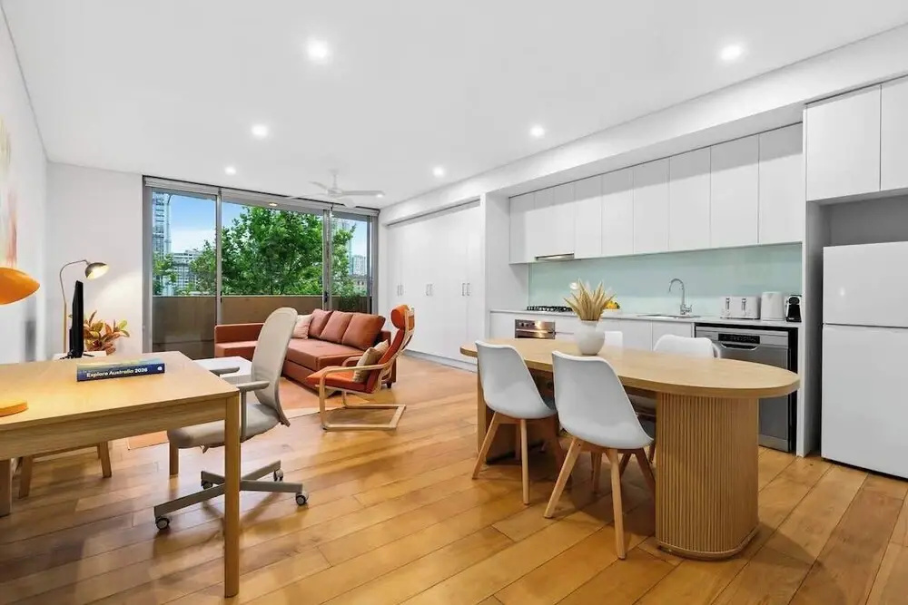 Central Art-filled 2 Beds With Balcony Aircon