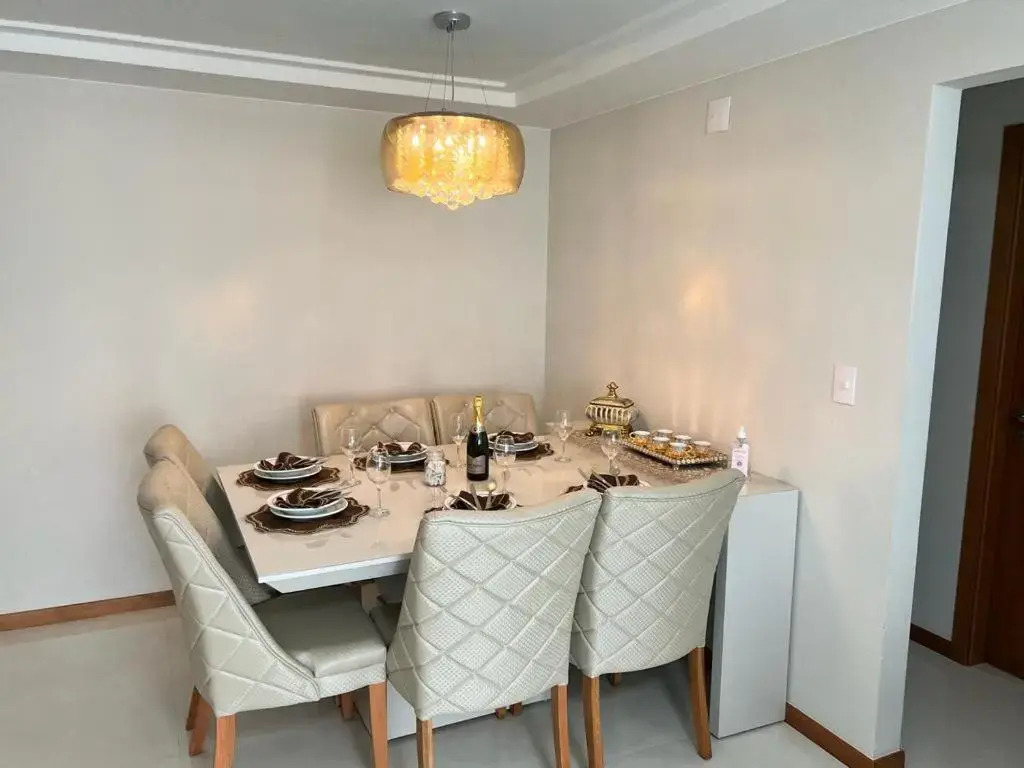 Magnífico APARTAMENTO de Charme - 3 quartos AR CONDICIONADOS SPLIT - Beira Mar, 2 banheiros, 2 Vagas Garagem, 4 Varandas, 2 Elevadores, Redes para Descanso, Wi-Fi, Air Fryer, Disney Plus, HBO Max, Cadeiras de Praia e Caixa Térmica