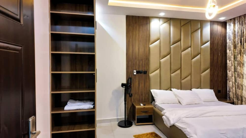 Dwellux Apartments