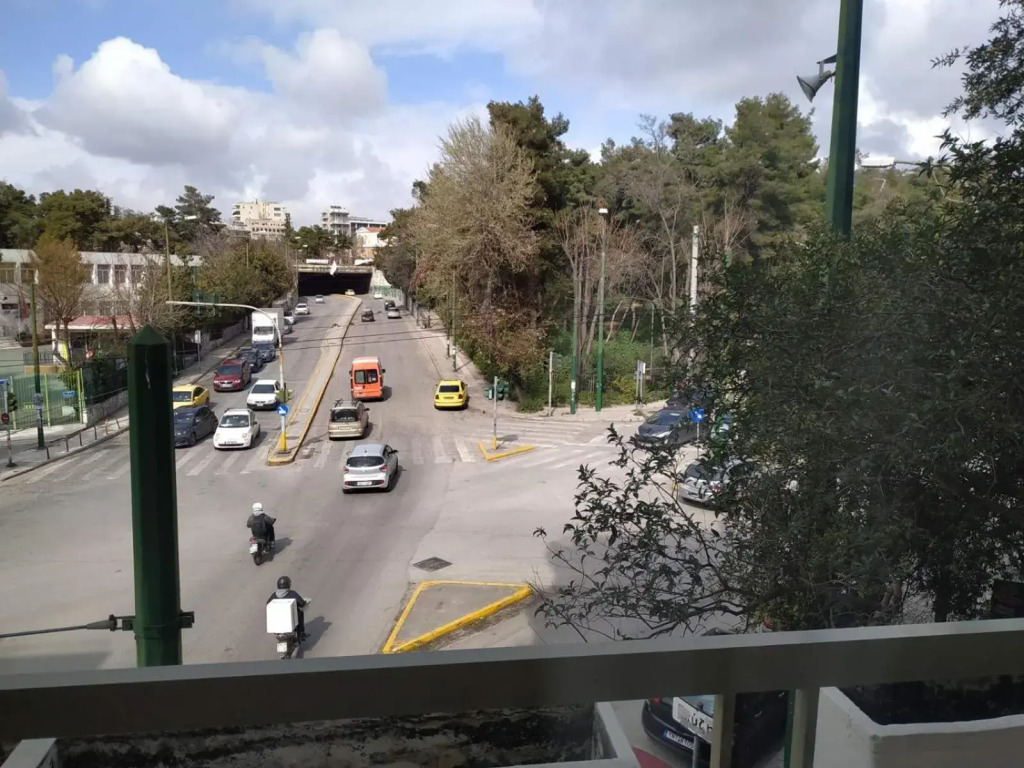 Fully renovated, family-friendly apartment, next to a huge green park, in Athens center
