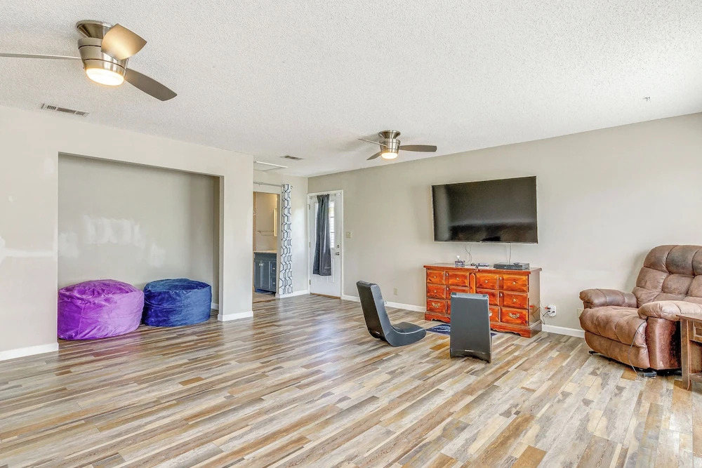 5 Mi to Navarre Beach: Home w/ Game Room & Yard