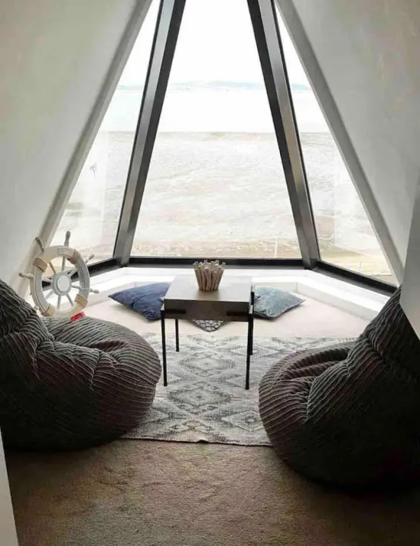 Lovely 2 bedroom modern loft apartment sea view