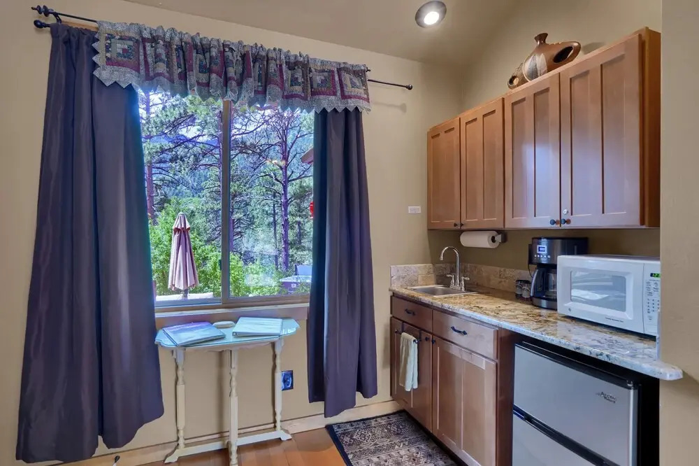 Pikes Peak Guest Cabin at Rocky Mountain Lodge