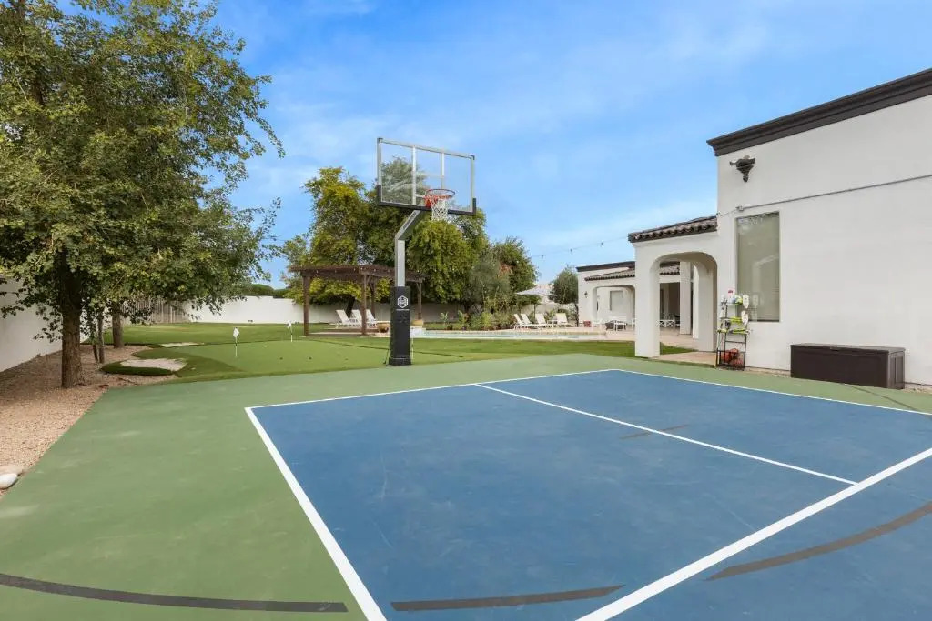 Sleeps 19, 7bdr Estate! Sports Court, Putting Green, Pool Farrier by Avantstay