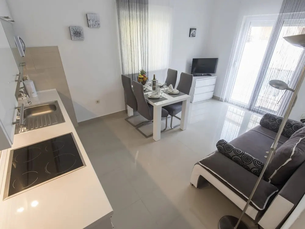 Comfortable apartment in a quiet area, private terrace, shared swimming pool
