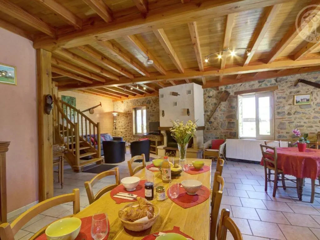 Gîte spacieux au cœur de la nature avec cheminée et activités extérieures - FR-1-496-36