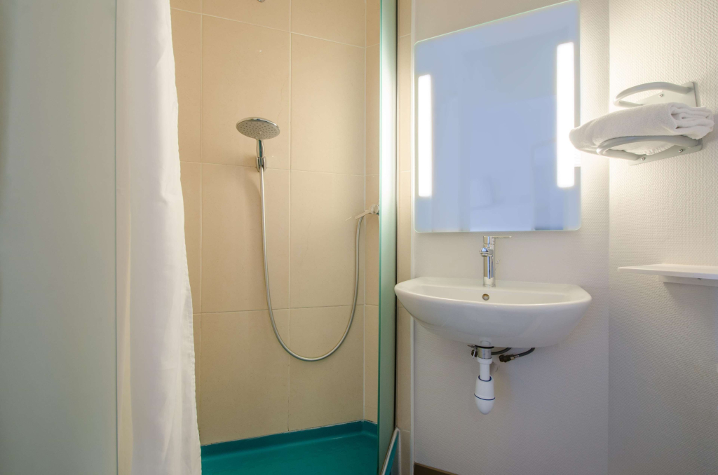B&B HOTEL CHARTRES Le Coudray