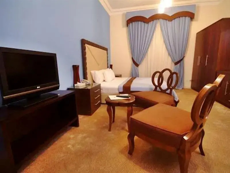 Royal Hotel & Suites