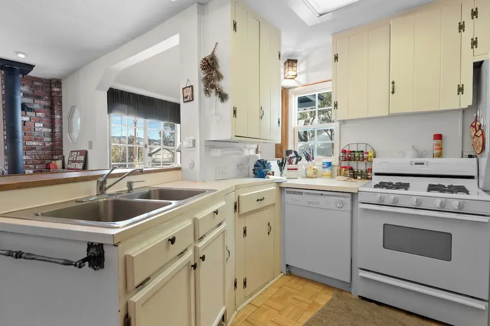 Cozy Bear Cottage - Walk to Lake & Village