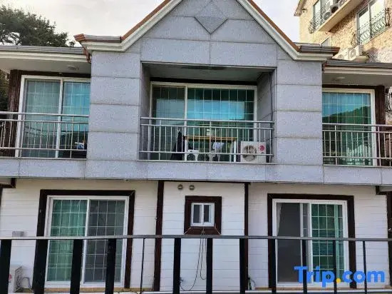 Ha-Wahyeon HOUSE: Great location, views and vibe!