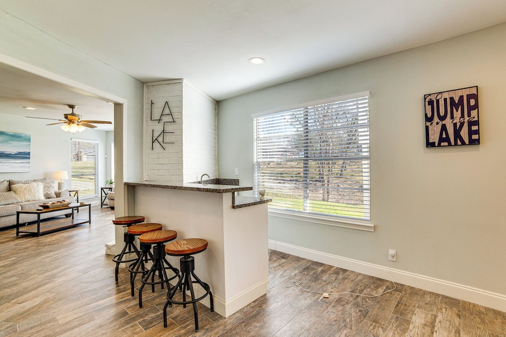 Lakeside Retreat: Large Spacious Home w/ Game Room