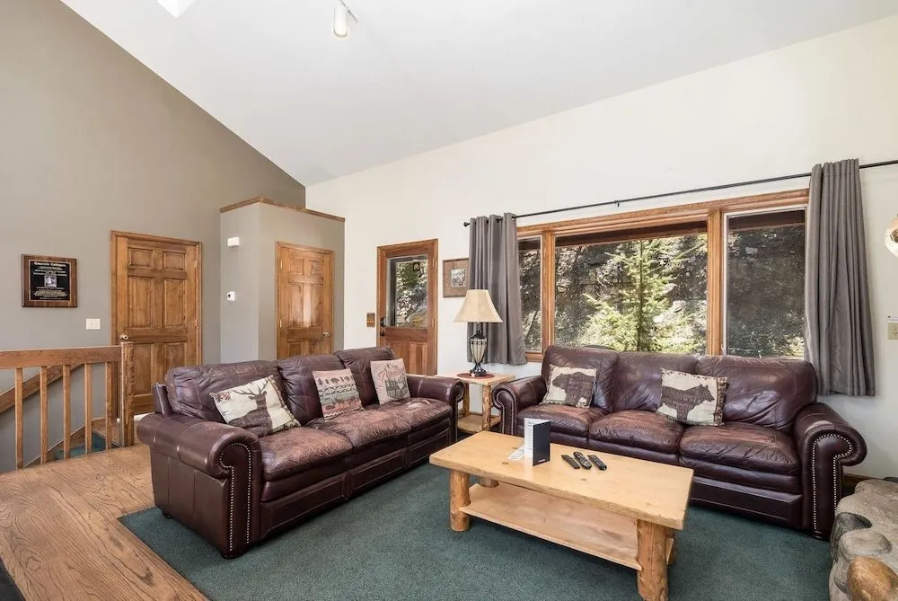 Cascade -- Ev #6148 6 Bedroom Townhouse by RedAwning