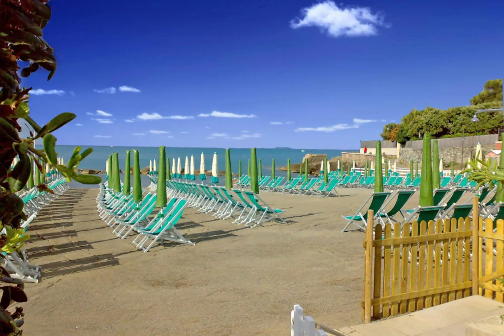 In vacation residence , 40 mt from the sea, apartment for 4-6 people, on the first floor with terrac-Villa Marina - INT. 6 trilo Ponente