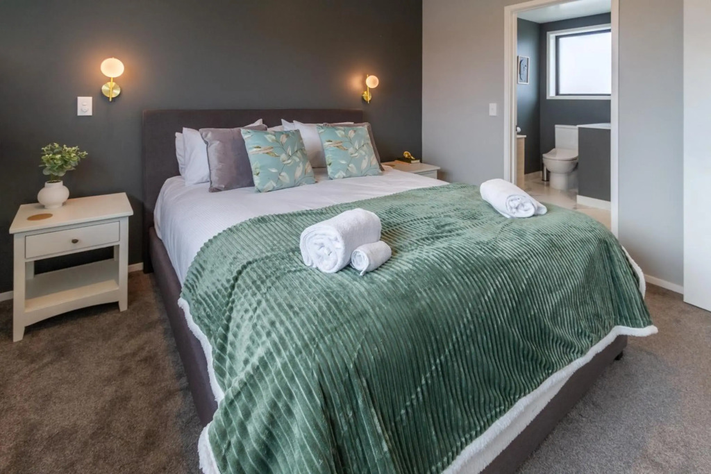 Art Deco 2 bed by Latimer Square