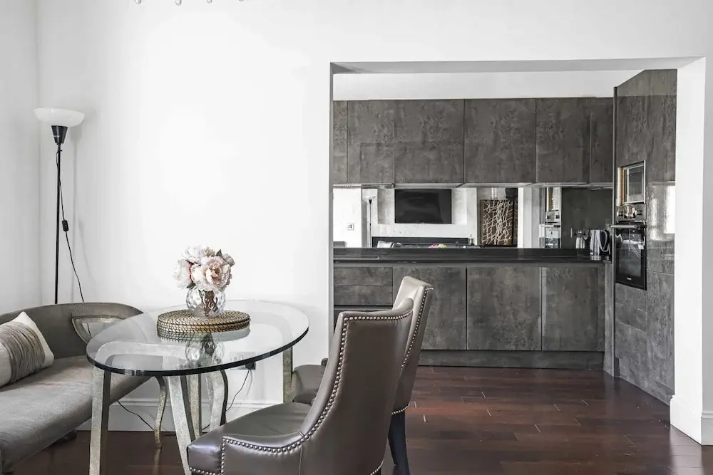 Royal Residence - Steps Away From Hyde Park
