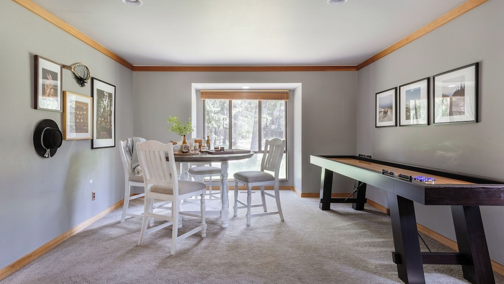 Skylight by Avantstay Elevated Mountain Home w/ Hot Tub, Billiards, Large Patio