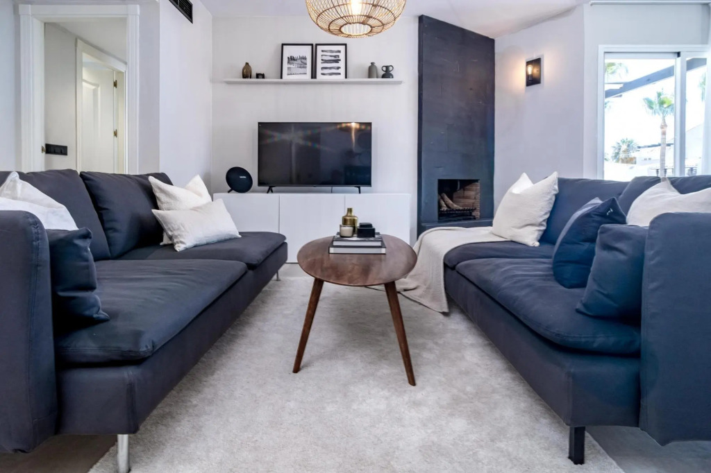 LNM17- Modern 1 bed flat, close to beach and port