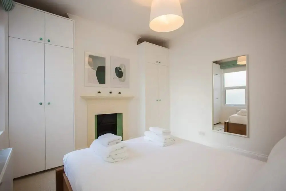 Stylish & Modern 3 Bed Flat in NW London With Garden