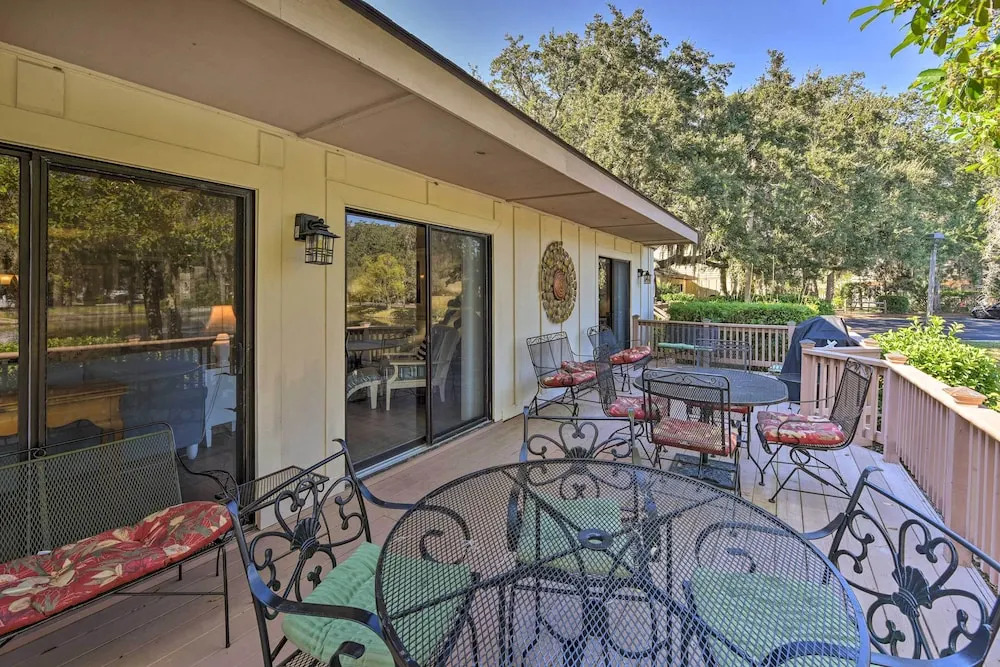 Palmetto Dunes Villa w/ Deck & Lagoon Views