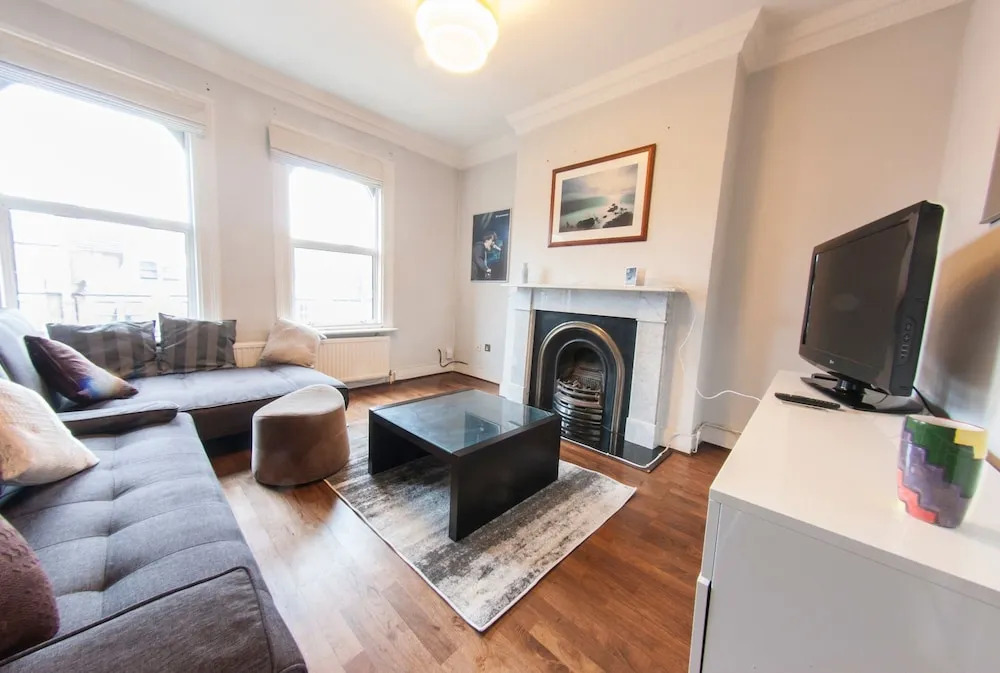 Spacious 2 Bedroom Flat in Queens Park - Sleeps 6