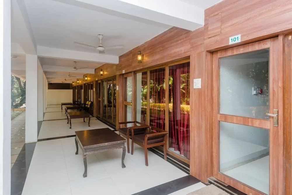OYO 28759 Green Park Club Resort