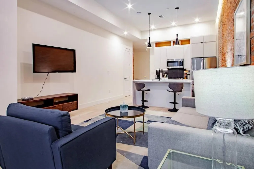 Vibrant 2 br Luxe Flat Adjacent Eastern Market Walk to Metro Barracks Row Capitol Hill