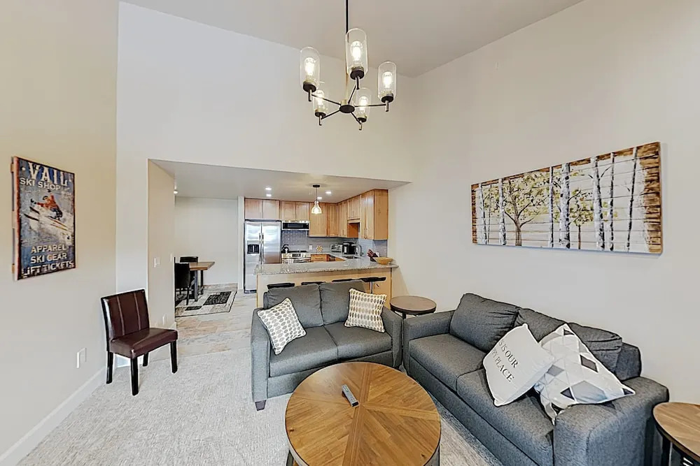 New Listing! Sparkling 4 Min. From Lifts 3 Bedroom Condo