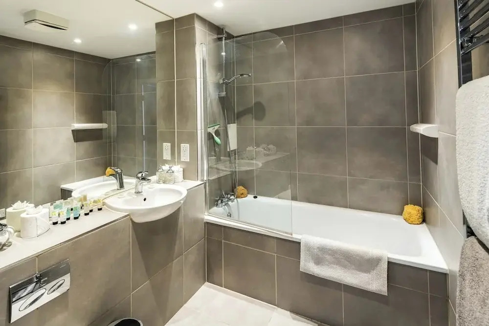 Shiny and Comfy stay with Underground links nearby!