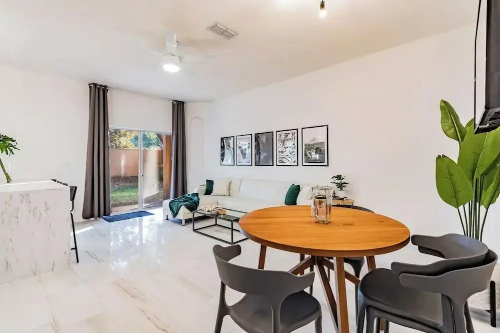 3BR Townhouse at Regal Palms: Pool & Disney Fun