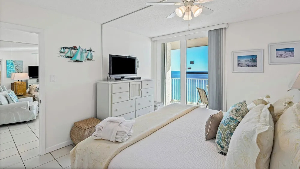 12th-floor Gulf Views w/ Private Beach + Free Tickets: Dolphin Cruise & More