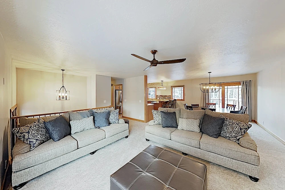 Amazing Alpine Getaway, Walk To Bus - Near Slopes 5 Bedroom Home