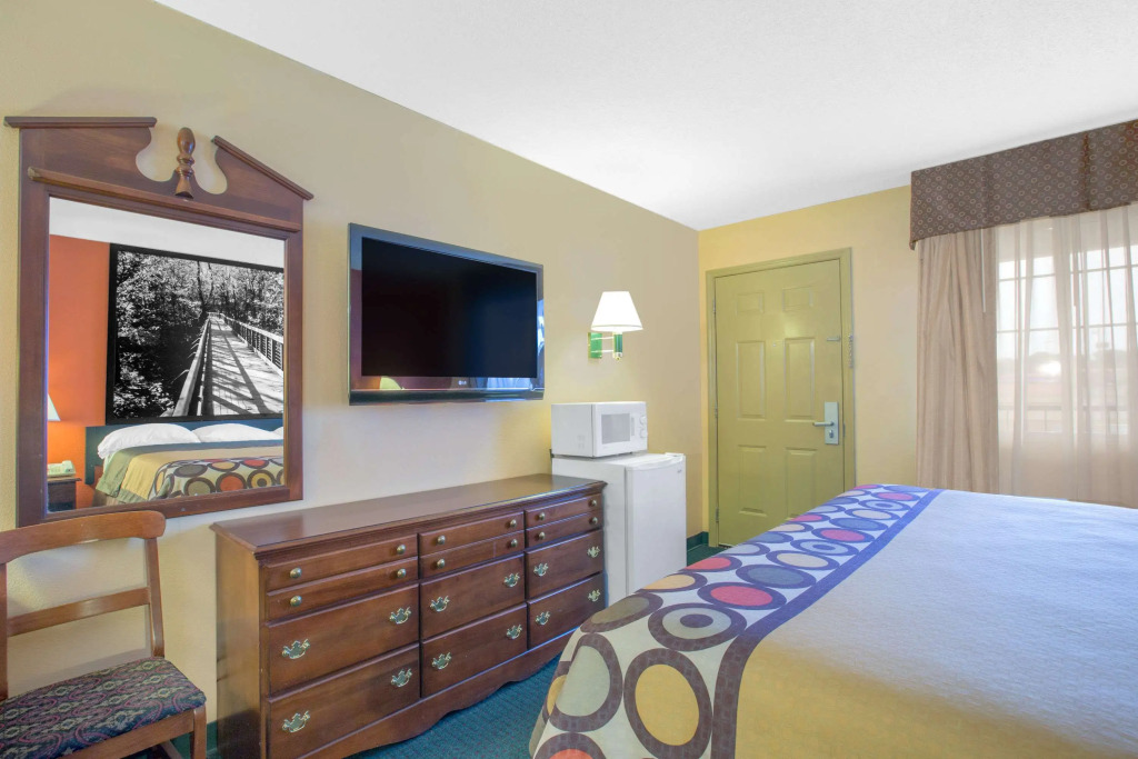 Super 8 by Wyndham Talladega AL