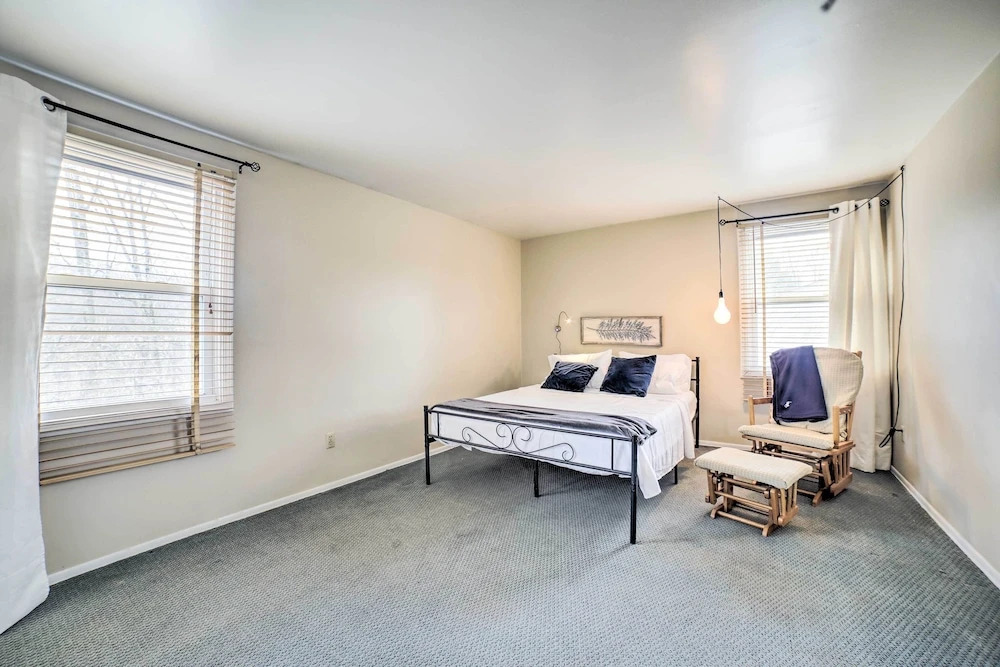 15 Mi to Pittsburgh: WFH-Friendly Home w/ Deck