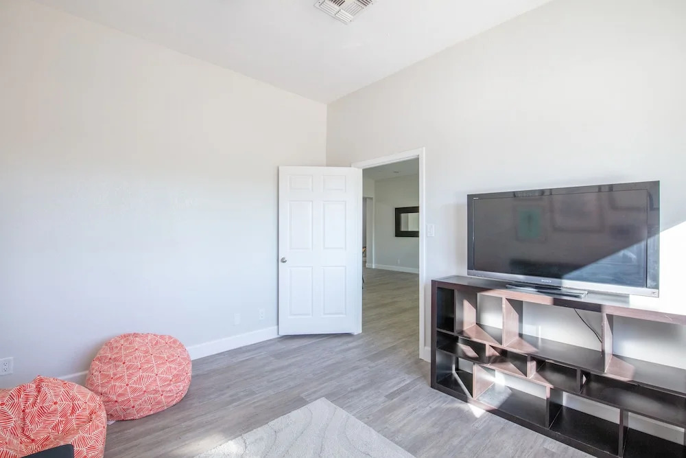 8140 E Pine - 6 Br Home