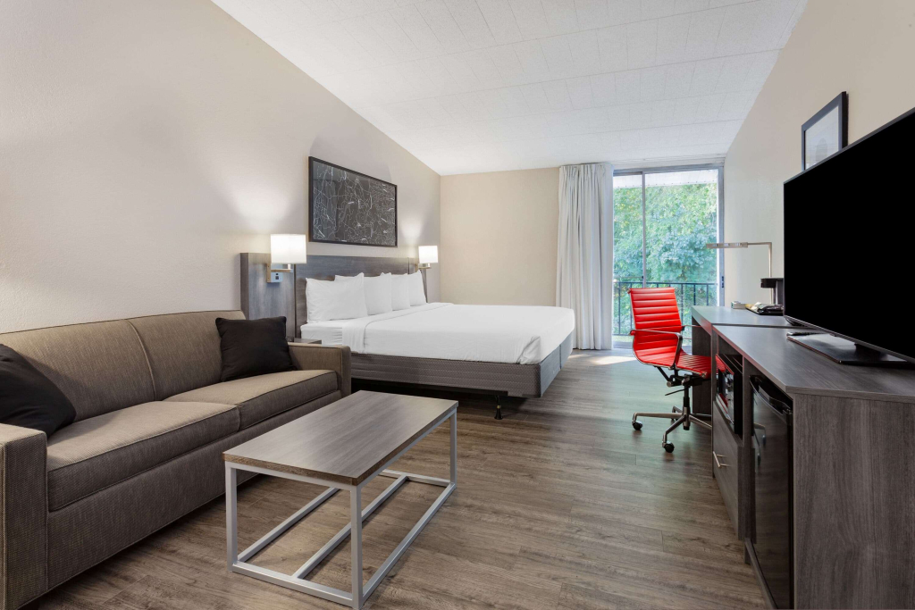 Ramada by Wyndham Hartford North - Bradley Airport