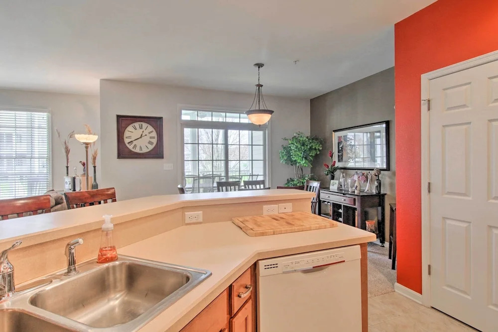 4 Mi to Bethany Beach: Sunny Escape w/ Porches!