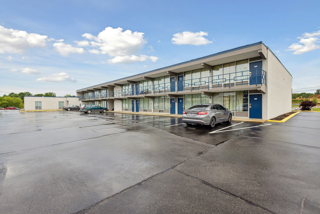 Relax inn by OYO Greeneville Near Hwy US-321